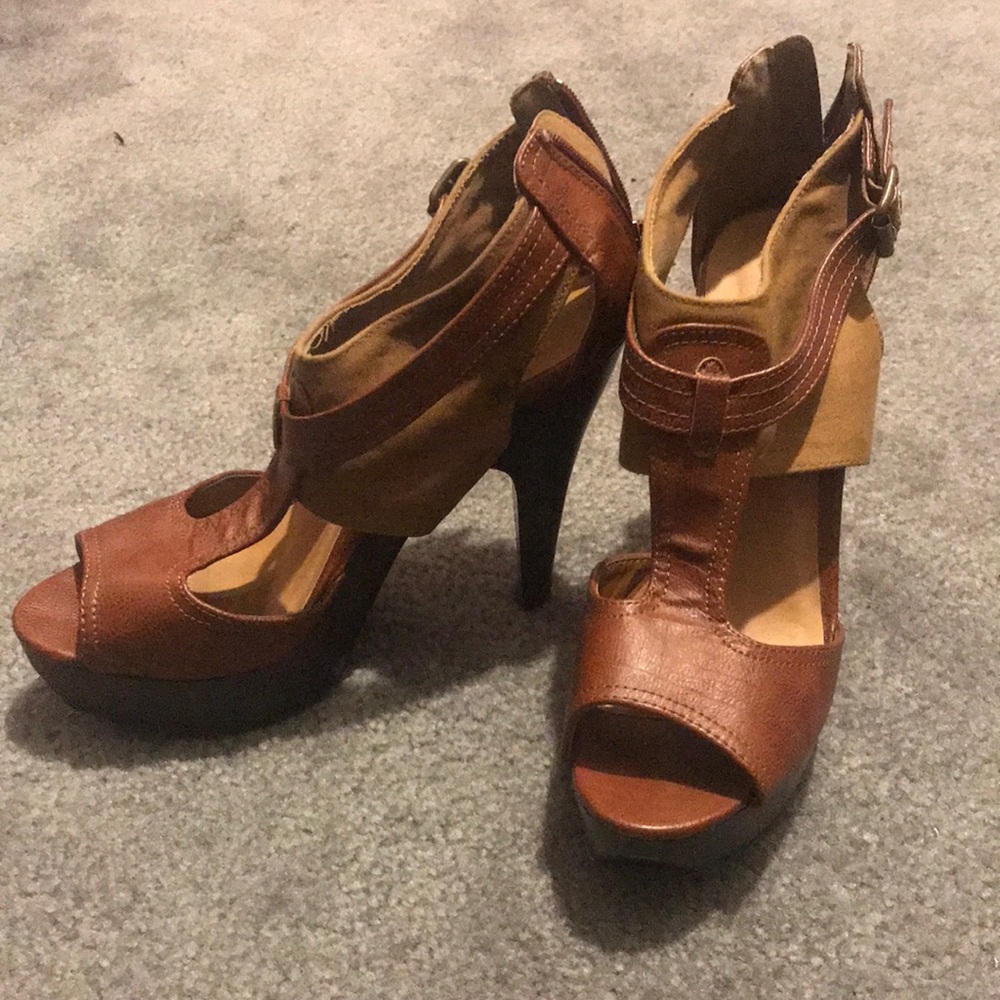 Wooded platform heels